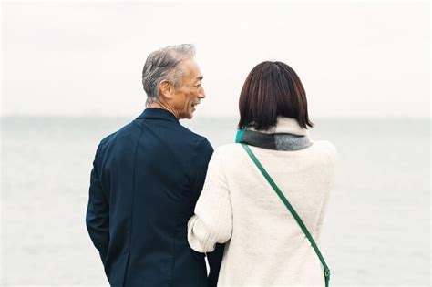 60歳と付き合う|60代女性、恋愛は自由だけど……同居や結婚はやめて。